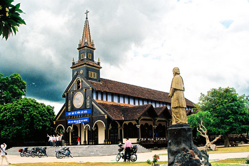 Nhà thờ gỗ Kon Tum